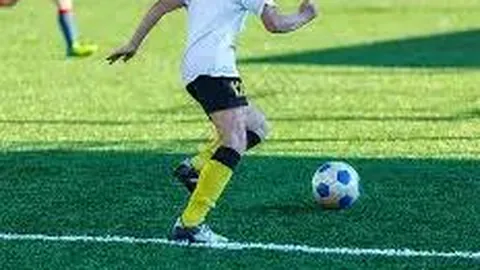 邓超孙俪恩爱同行，拖鞋装扮显亲民