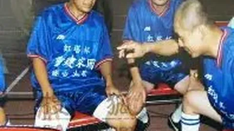 亚冠赛场风云突变：申花丢球引热议，米内罗奇迹遭争议，球员情绪波动大！